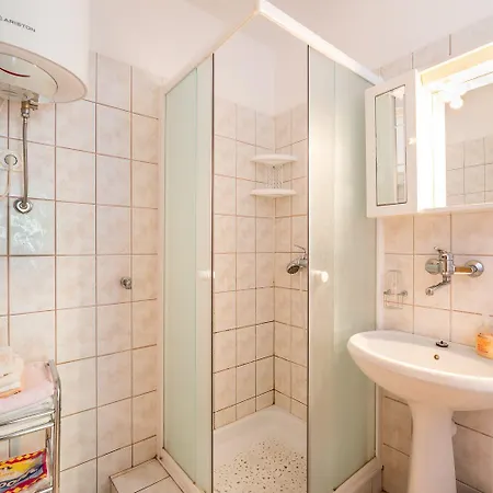 Mediterranes Nur 550 Meter Zum Mit Grillbereich, Privater Terrasse, Parkplatz Nyaraló Baška