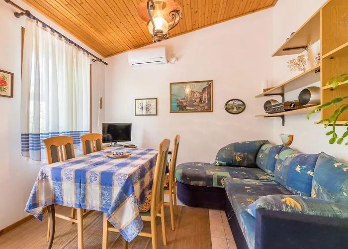 Mediterranes Nur 550 Meter Zum Mit Grillbereich, Privater Terrasse, Parkplatz Baška